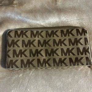 MICHAEL KORS ACCORDION WALLET IN CANVAS SIGNATURE
